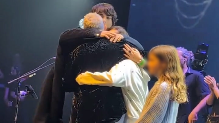 La emoción de Alejandro Sanz al cerrar su gira acompañado por sus cuatro hijos en el escenario