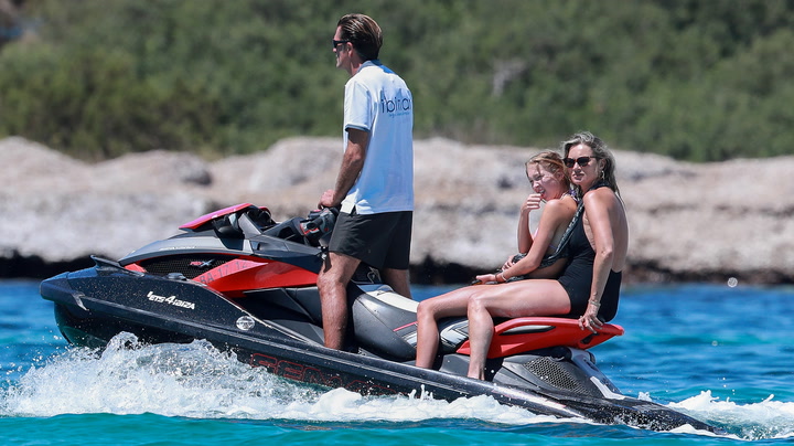 Kate Moss y su hija Lila Grace: día de yate, motos de agua y playas desiertas en Baleares