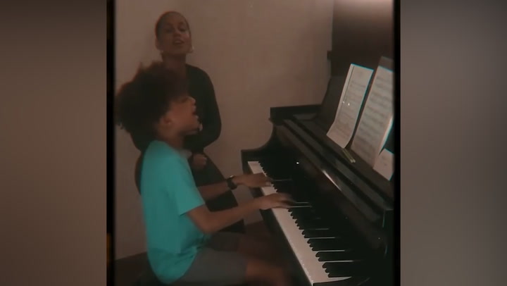 ¿Tras los pasos de su madre? El impresionante talento del hijo de Alicia Keys cantando con ella