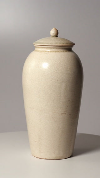 Thumbnail of A GLAZED WHITE STONEWARE JAR AND COVER Sui dynasty video