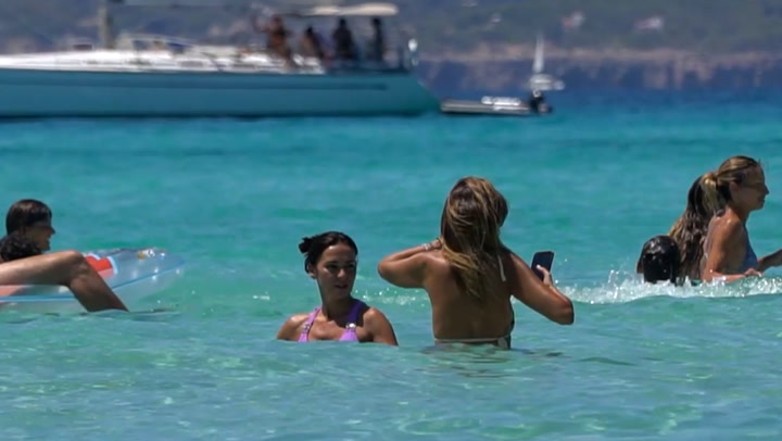 Olga Moreno deja atrás unos meses complicados riendo y bailando en el mar en Formentera