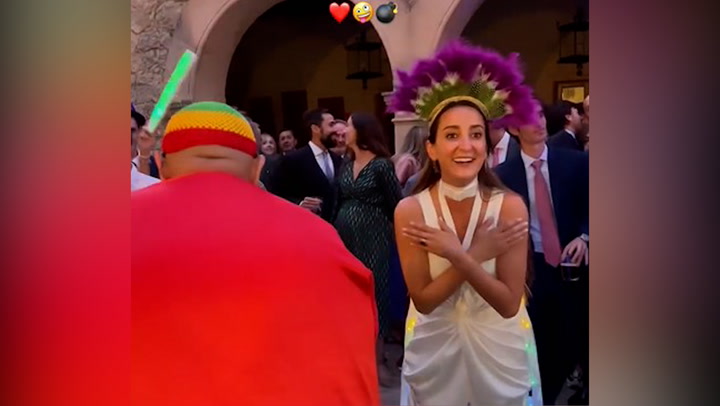 No te pierdas la cara de alucinación de Lucía Pombo al ser sorprendida por King África en la fiesta de su boda