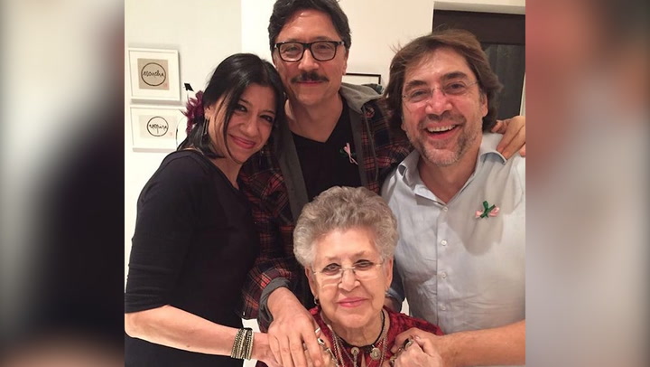 La entrañable fotografía familiar de más de 40 años con la que Carlos Bardem despide a su madre