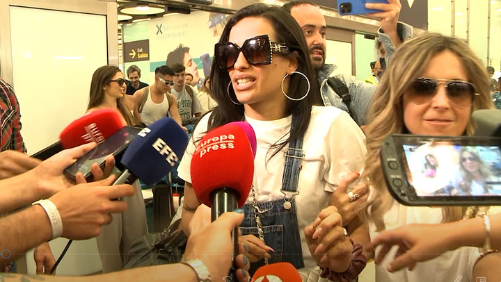 ¡Menuda bienvenida! Chanel vuelve a España por la puerta grande y es recibida en el aeropuerto como una auténtica estrella
