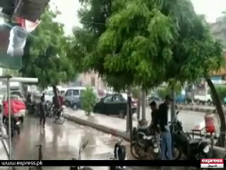 کراچی میں ہلکی بارش اور تیز ہوائیں چلنے سے موسم خوشگوار