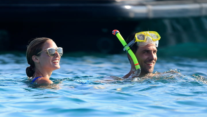 El divertido contratiempo con una sombrilla que han tenido Oliva Palermo y su marido en sus vacaciones en Ibiza