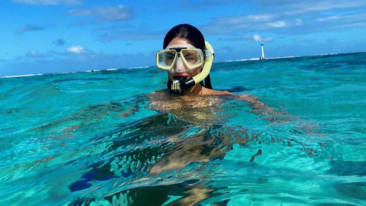 El baño lleno de adrenalina de Marta Lozano ¡nadando entre tiburones!