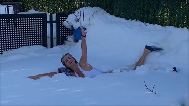 Amelia Bono se pone el bañador y se lanza a nadar sobre la nieve del jardín de su casa, ¿alguien da más?