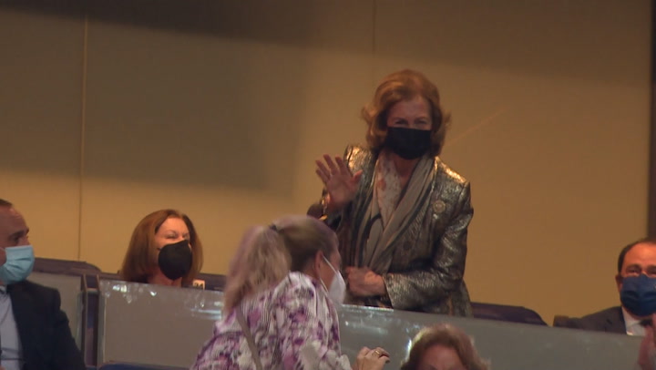El espontáneo gesto de cariño a la reina Sofía en el concierto de Raphael