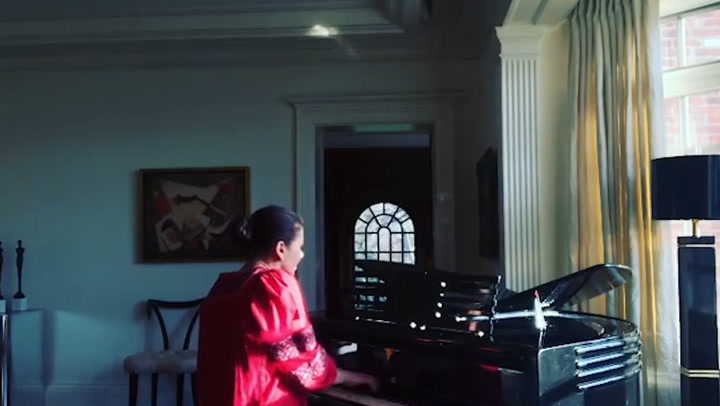 Catherine Zeta-Jones deja a sus fans sin palabras cantando y tocando el piano