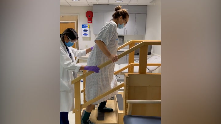 Las emocionantes imágenes de Brooke Shields aprendiendo a caminar de nuevo tras sufrir un accidente