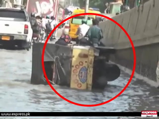 کراچی ، جناح اسپتال کے باہر مریضہ کو لانے والارکشہ گندے پانی میں الٹ گیا
