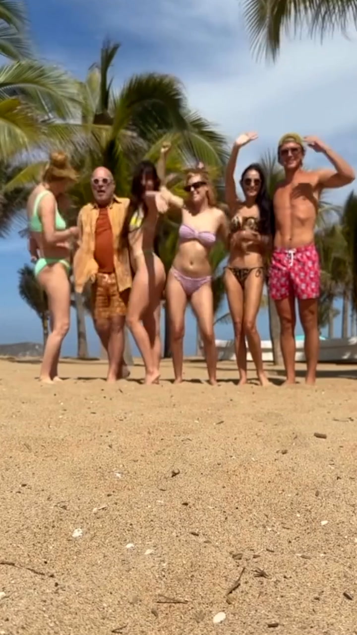 El espectacular posado en bikini de Demi Moore en su divertida escapada a la playa con sus tres hijas y su nieta
