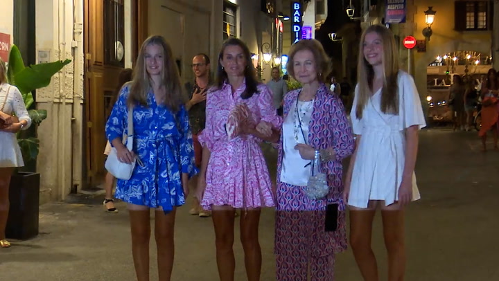 Cena y paseo por un mercado de artesanía: la Reina disfruta de Palma con sus hijas y doña Sofía