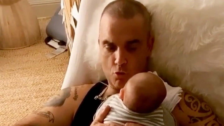 ¿Preparando su oído musical? Robbie Williams le canta a su bebé Beau mientras le arrulla