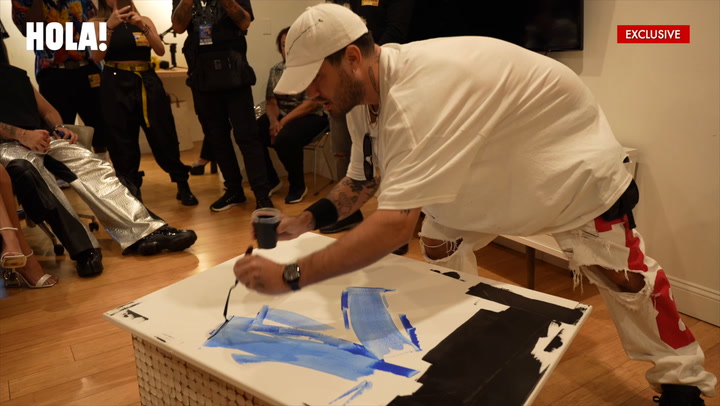 Manuel Turizo receives special painting from Mr. Dripping