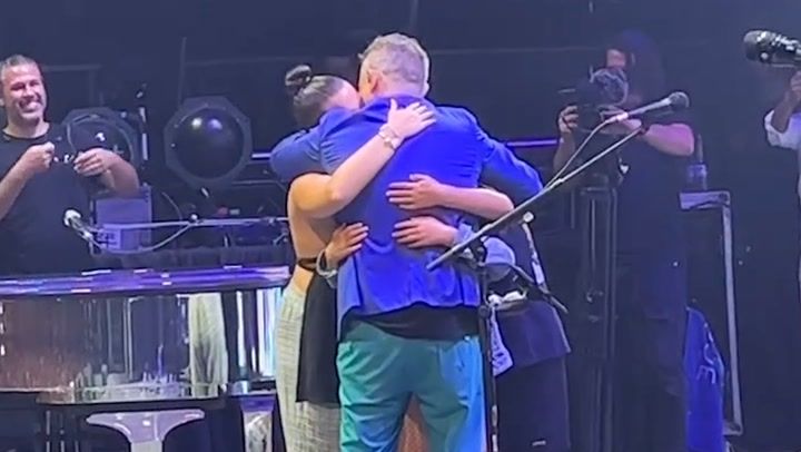El emotivo abrazo de Alejandro Sanz con sus hijos sobre el escenario y otros momentazos del último concierto de su gira
