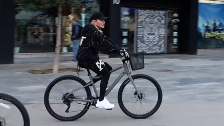 Madonna causa sensación por las calles de Barcelona paseando en bicicleta antes de su concierto