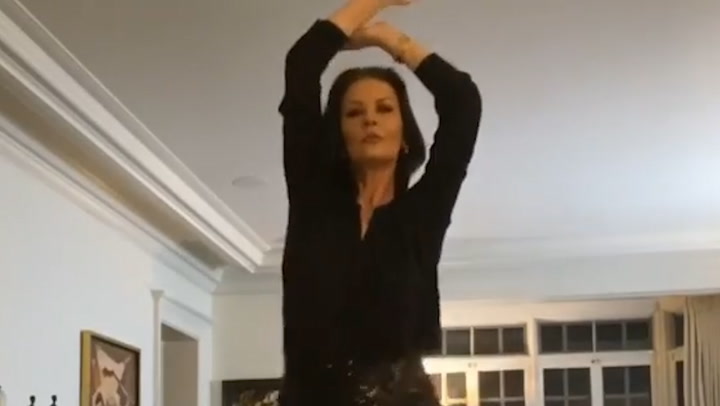 El vídeo de Catherine Zeta-Jones bailando... ¿imitando a Shakira?