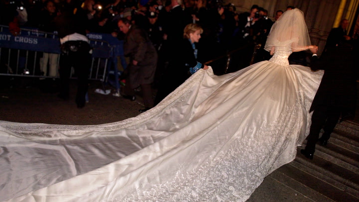 Thalía deja a todos con la boca abierta al recuperar las imágenes de su vestido de novia con una cola de ¡17 metros!